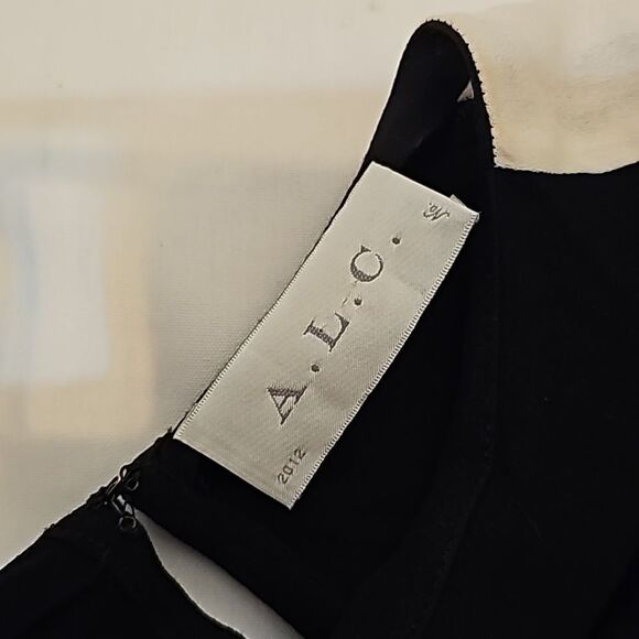 - A.L.C. Women's Short Sleeve Blouse Black with white panel sleeve Size me… - Picture 8 of 10